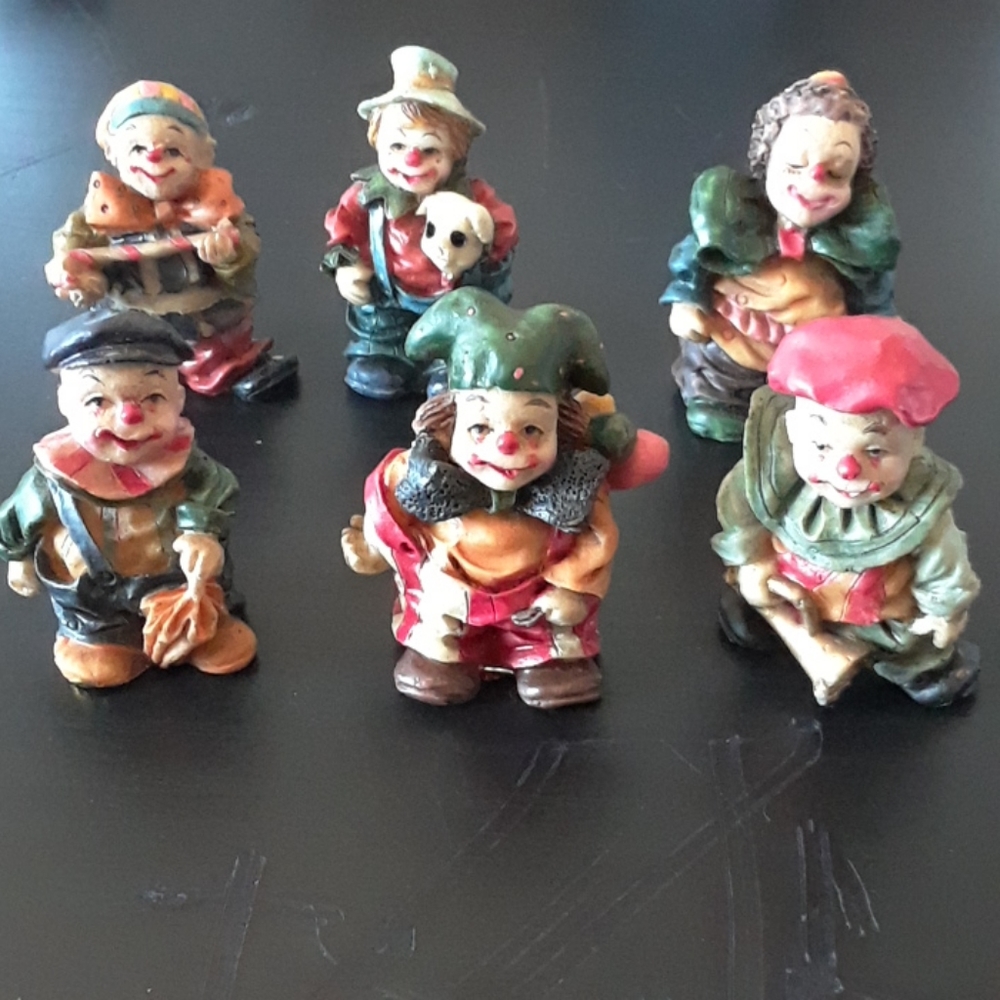 6  little clowns